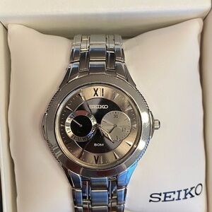 Seiko Men's Quartz Watch – Stainless Steel, Day/Date, Sapphire Crystal